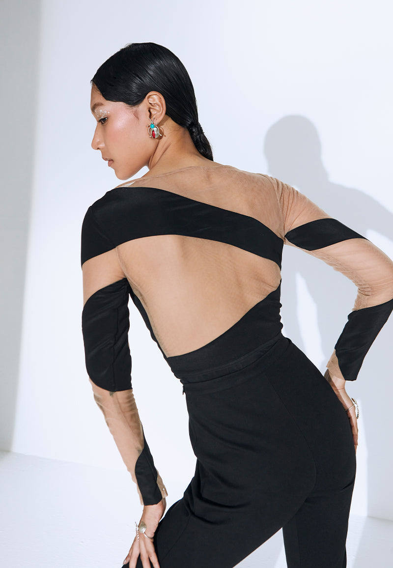 Tailored in crepe and net, this bodysuit gives some classic 80s fashion vibe. The long sleeved bodysuit features a wavy boat neckline and strips of curvy patchwork going from the sleeve to the back. It has a zip closure on the side seam. Wear it with a pair of shorts or flared pants/jeans along with sneakers or heels to complete the look.