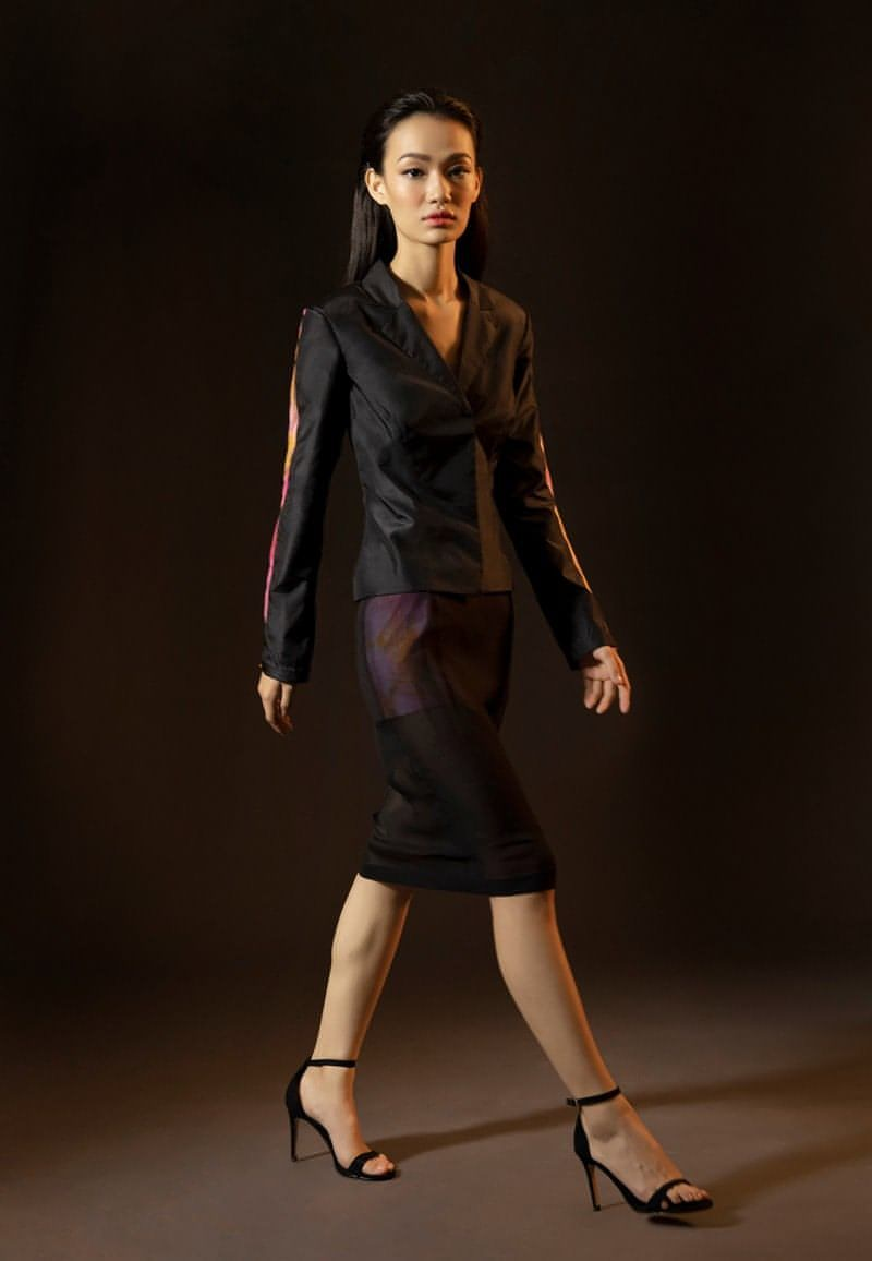 A black midi skirt for women’s must-have for any wardrobe. this is comfortable in wear but also stylish in look. one more unique thing is the tie-dyed cotton lining printed in hues of pink and yellow. A perfect knee-length pencil skirt to wear to work during the day or for dinners and parties at night.